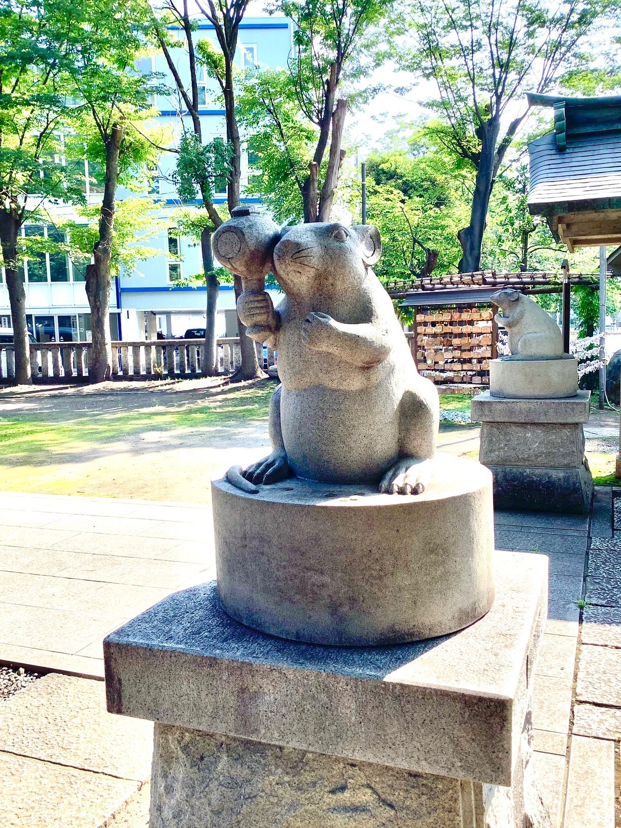 幸運を呼ぶ 狛ネズミを回して願い事 横浜 戸部杉山神社 And Trip たびびと